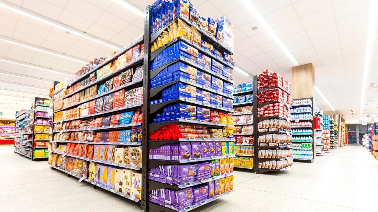 Gôndola de supermercado lotada de marcas